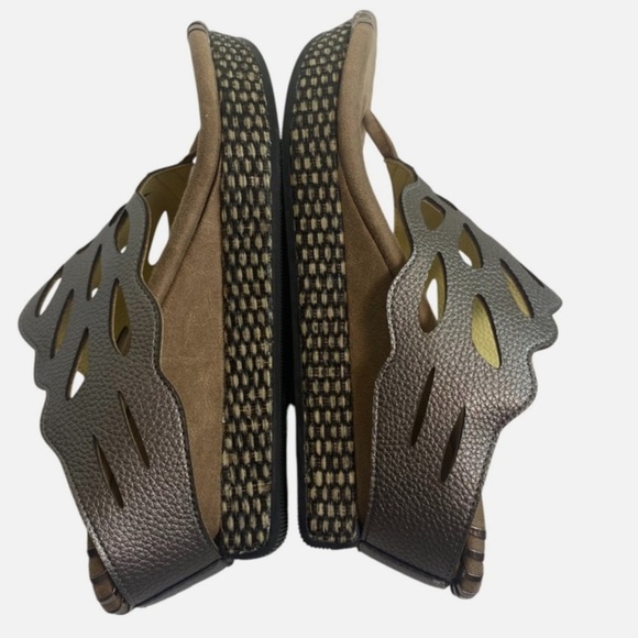 NWOB Modzori Troya 3 Reversible Wedge Thong Platform Sandals Butter/Pewter Sz 9 - Picture 6 of 8